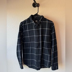 Long sleeve men’s flannel. Black with white lines pattern.